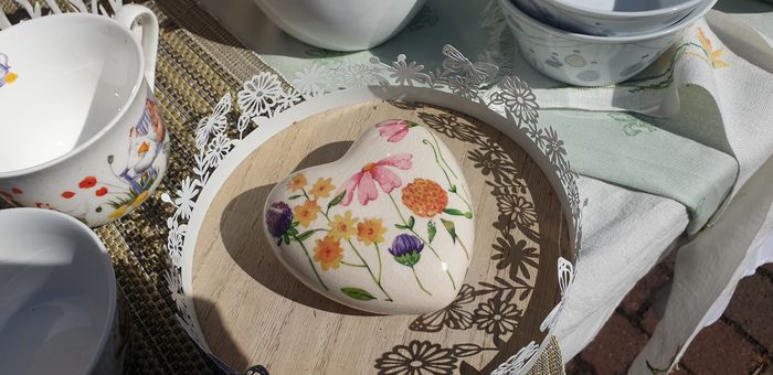 Sommerdekoration mit Keramikherz